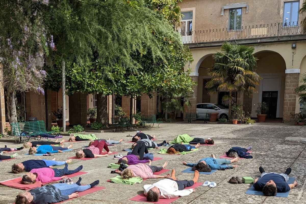 residenziale yoga pasqua 2025, umbria ritiro yoga, yoga con karin, pasqua yoga vacanza