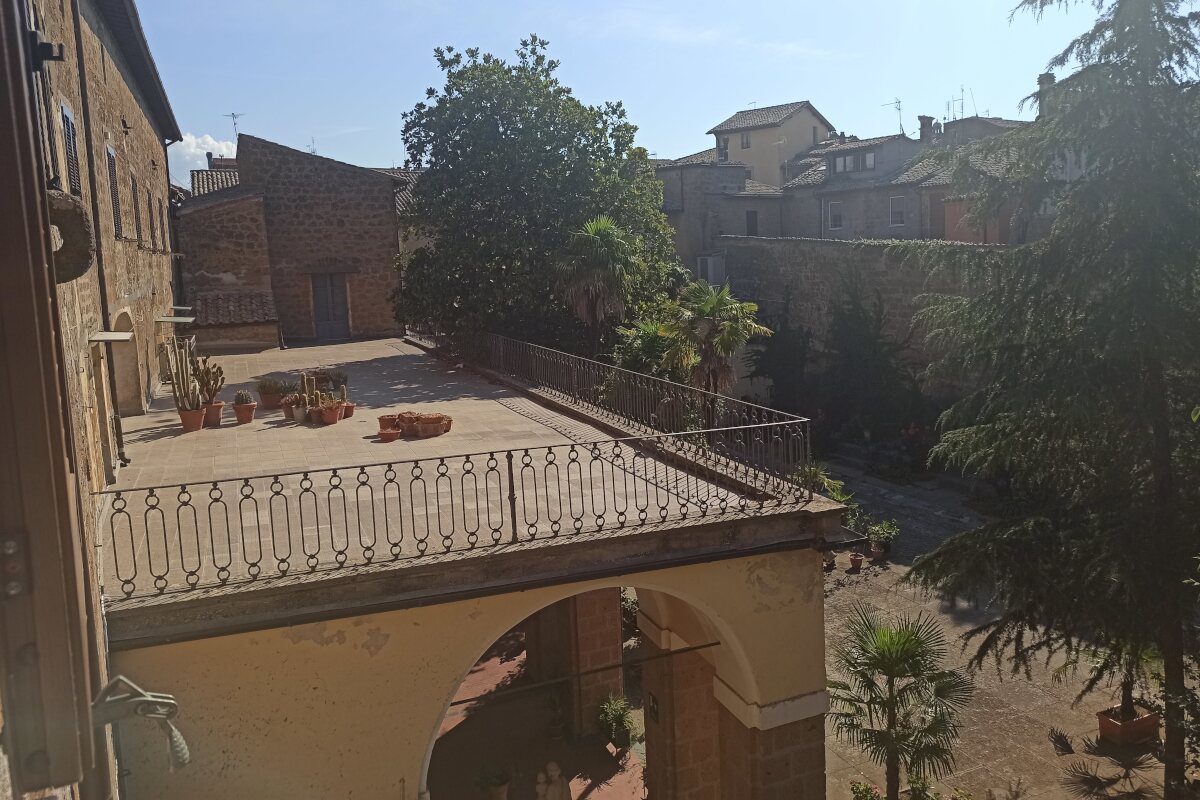 monastero cortile yoga karin